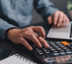 الضرائب والإيرادات وتحصيل الديون