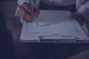 منسق تدريب يدير جلسة تعليمية مهنية